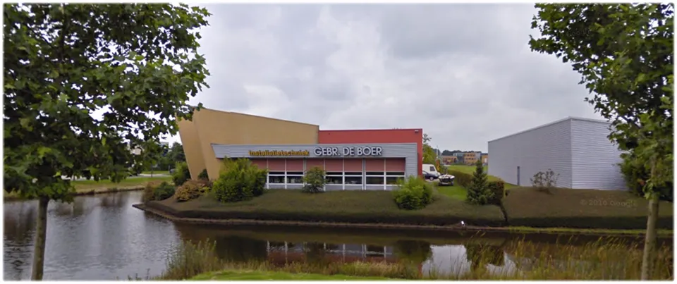 Bedrijfspand aan de Marconiweg, gezien vanaf het water
