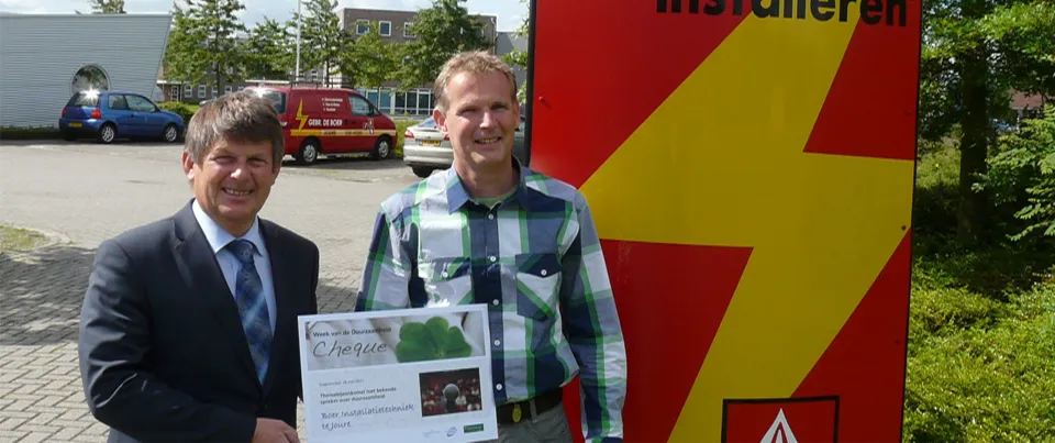 Lokale duurzaamheidscheque bij het herkenbare bliksempaneel