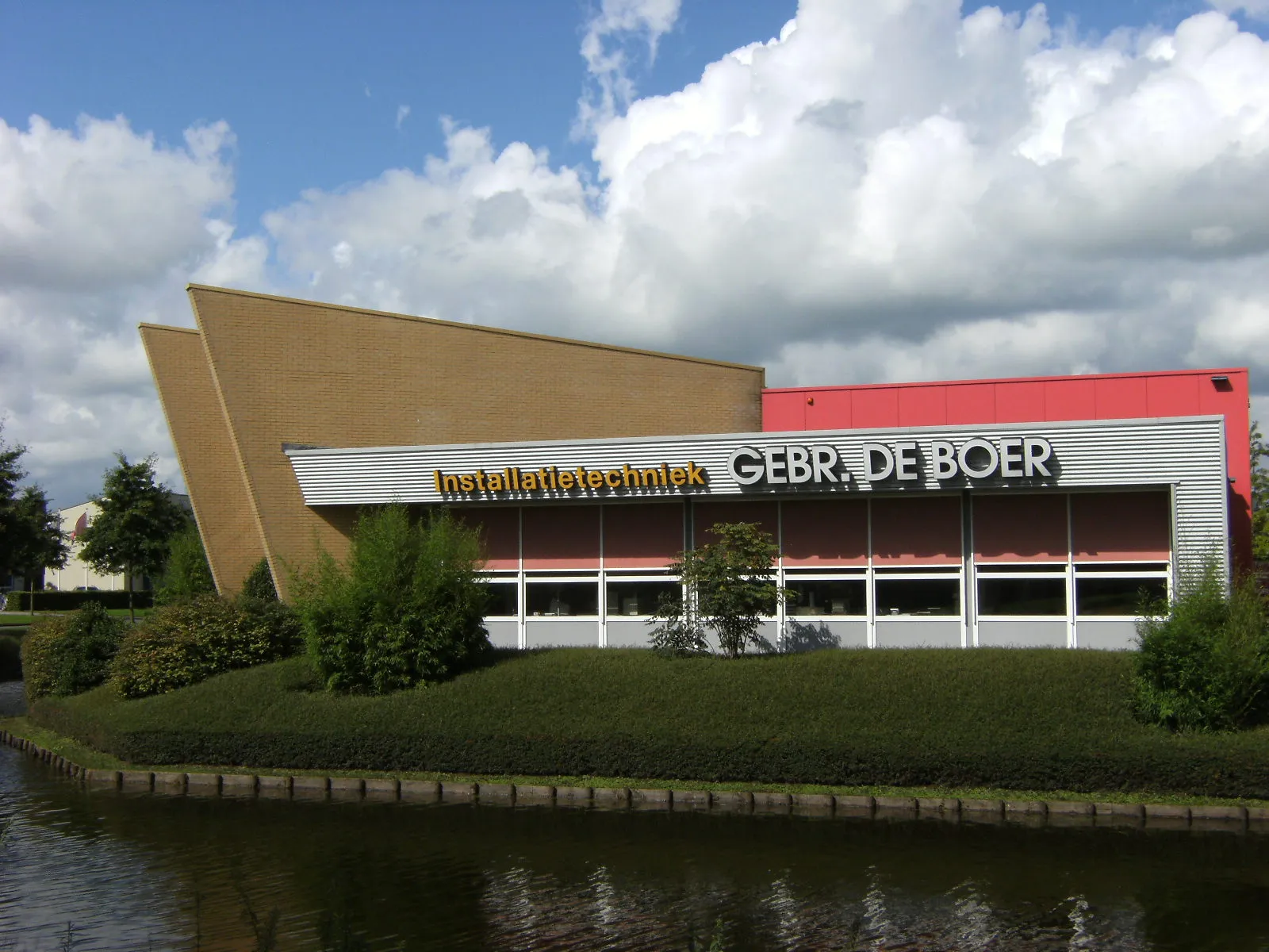 Historische foto van het bedrijfspand met gevelbelettering
